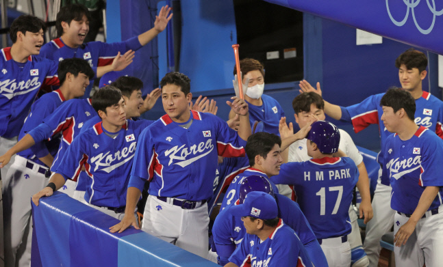 한국 선수단이 31일 요코하마 스타디움에서 열린 미국 전에서 선취점을 올린 뒤 기뻐하고 있다.  요코하마 | 연합뉴스
