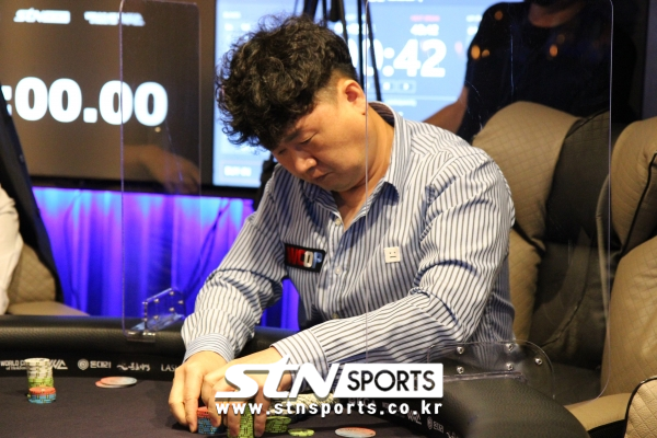31일 부산광역시 사상구에 위치한 홀덤 스타디움에서 열린 '홀덤은 스포츠다(총상금 1억원)' 예선 1조 경기가 펼쳐졌다. 써니정 선수가 신중하게 경기에 임하고 있는 모습. 사진(부산)｜STN스포츠