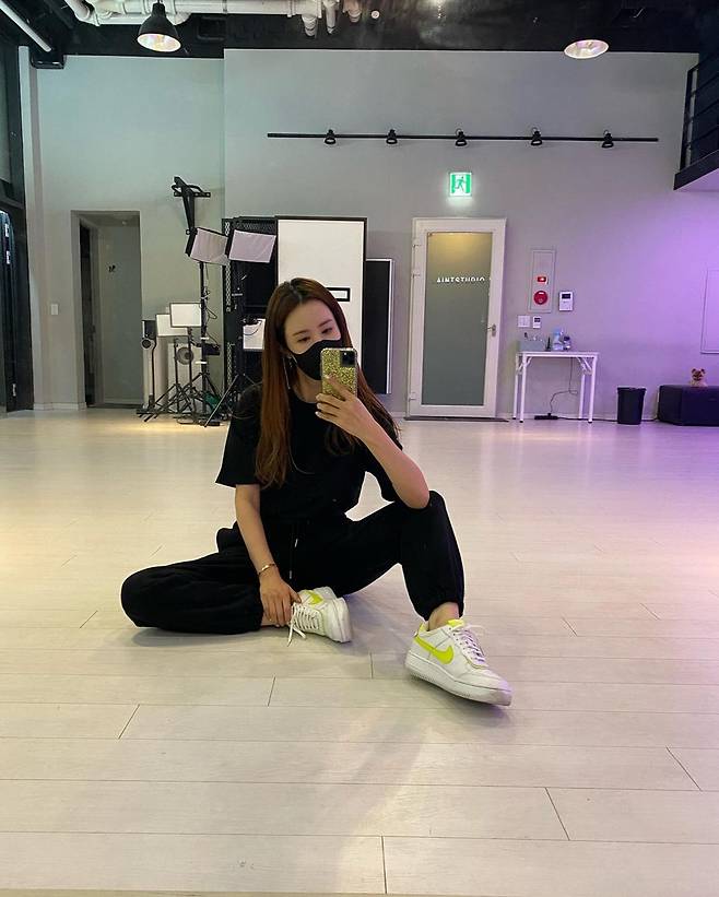 Actor Lee Da-hae dances as Actor reveals routineLee Da-hae posted a picture on his Instagram on the 31st with an article entitled Dance is one more actor, the less you learn?Lee Da-hae in the open photo is taking a selfie in the dance practice room. Lee Da-hae, who shows a hip style, boasts a slim figure and collects the Sight.Meanwhile, Lee Da-hae has been in public love with singer Seven since 2016.