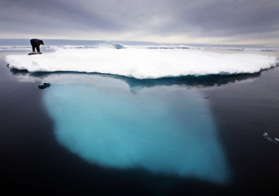 전 세계를 덮친 이상 고온에 지난 27일 하루 동안 그린란드에서 85억t 분량의 얼음이 녹아내렸다. [이미지출처=연합뉴스]