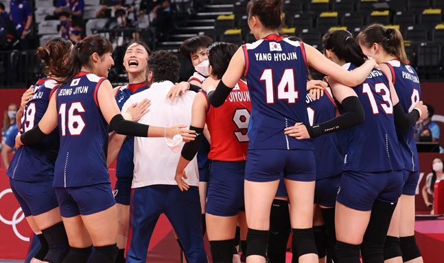 대한민국 배구 여자대표팀 선수들이 31일 오후 도쿄 아레나에서 열린 2020 도쿄올림픽 여자배구 예선 A조 대한민국과 일본의 경기에서 승리를 거두며 8강행을 확정지은 뒤 기뻐하고 있다. ⓒ 뉴시스