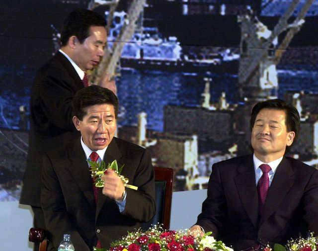 2002년 4월 6일 민주당 대통령 후보 경선 인천 지역 개표를 앞두고 이인제 후보가 심각한 표정으로 노무현 후보 뒤를 지나가고있다. 한국일보 자료사진