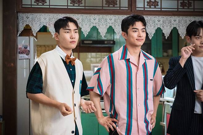 Finally, the end D – Day! The final Down group shot is coming!Deutsches Jungvolk Oh Na-ra and Tang reference - Damage Smoking - Choi Hyun-wook - Kim Kang Hoon - Kim Min-ki took off Kochibok and gym clothes and was caught in a variety of fashion shows.SBS Wall Street drama Deutsches Jungvolk (playplay by Jung Bo-hoon/directed by Cho Young-kwang/produced fan entertainment) is a challenger for the boys game of Deutsches Jungvolk, which dreams of badminton idols, and a real growth drama for sixteen boys and girls in rural areas of the land.The fresh story of the first badminton in Korea and the performances of the actors who are in love with the characters convey both fun and impression, and they have been the number one player in the drama for 15 consecutive times.In this regard, the final round of Deutsches Jungvolk captures the attention of the group by showing the final group shot of Down with a very different transformation by Kochi Oh Na-ra and Rockets Tang reference - Damage Smoking - Choi Hyun-wook - Kim Kang Hoon - Kim Min-ki.The scene in the play was a scene in which five people of Oh Na-ra and Deutsches Jungvolk took off their gym clothes every time and turned 180 degrees.First, Ra Youngja reveals the original color of Aid Goddess, including Hair and red flower pattern dress, which are full-set in full-make-up, and takes various seductive poses to open everyones mouths.And he is wearing a pomade hair with a neatly combed-up top of the river, the damage smoking, the choi hyun-wook, the kim kan hoon, and the kim min-ki, and a colorful patterned shirt, a bow tie and a tie, and a full suit. Something.I did my best, but I am curious about why LaKochi and Raquettes are doing a fashion show in the house while the clothes of those who are everywhere are making a fuss.On the other hand, the actors gathered at the scene on the day made the filming scene into a laughing sea because they could not tolerate the laughter as if they were awkward but funny.In particular, Oh Na-ra, who appeared in a hard suit on his face without a toilet, lifted his thumbs, saying that all the production crew including Deutsches Jungvolk were beautiful and good fit.As the full-scale shooting began, Actors expanded their expectations for the final episode by digesting the comic ambassadors who caught the navel with a comic acting.The production team said, I was glad to see the people who took off their training suits and sportswear that I wore every time, and who appeared in a lot of fashion for a long time. As all the rice cakes that have been delivered through the final meeting are recovered, I have the same excitement as badmintons smashing technology.Id like to ask for your expectation, he said.Meanwhile, the final round of Deutsches Jungvolk will be broadcast on August 2 (Mon) at 10 p.m.iMBC  Photos Provisions = Fan Entertainment