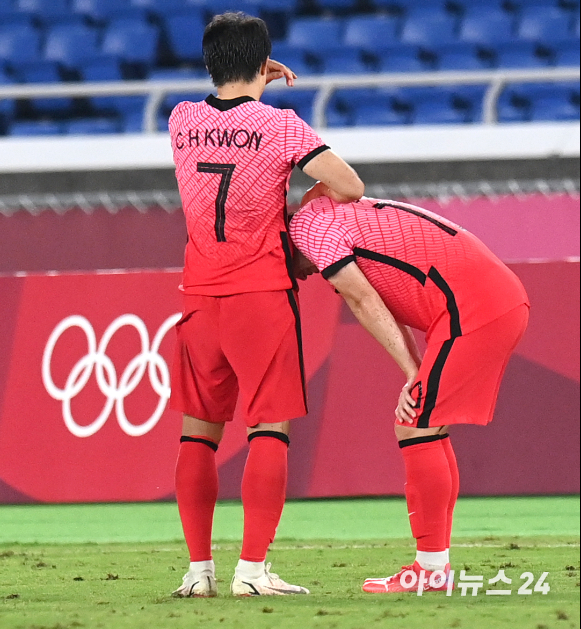 한국 권창훈이 31일 오후 일본 요코하마 국제 종합경기장에서 진행된 '2020 도쿄올림픽' 남자축구 8강전 대한민국과 멕시코의 경기에서 3-6으로 패배한 후 이동경을 격려하고 있다.