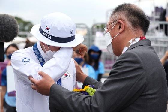 안산이 지난 30일 일본 도쿄의 유메노시마공원 양궁장에서 열린 2020 도쿄올림픽 양궁 여자 개인 결승에서 러시아올림픽위원회의 옐레나 오시포바를 6-5로 꺾고 우승을 차지했다. 정의선 현대차그룹 회장이 울고있는 안산을 다독여주고 있다. [도쿄=올림픽사진공동취재단]
