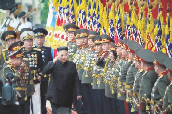 김정은 북한 국무위원장이 지난 24~27일 사상 처음 소집한 전군 지휘관·정치간부 강습회에서 지휘관들의 경례에 답하고 있다. [노동신문=뉴스1]