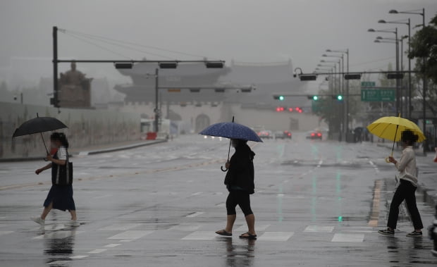 우산을 쓴 시민들이 서울 광화문 사거리를 지나고 있다. 사진=연합뉴스