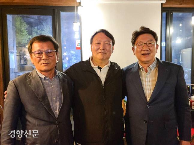 지난 5월 31일 윤석열 전 총장이 국민의힘 권성동 의원과 만나 찍은 사진. 왼쪽 인사는 당시 윤석열 전 총장의 지인으로 알려져 있었으나 지난 2014년 강릉시장에 무소속을 출마했다가 사퇴한 김홍규 전 강릉시의회 의장으로 확인되었다. / 경향자료