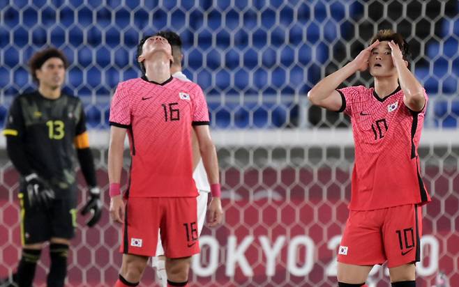 31일 오후 일본 요코하마 국립 경기장에서 열린 2020 도쿄올림픽 남자축구 8강 멕시코와의 경기에서 이동경이 슈팅 실패에 아쉬워하고 있다. | 요코하마=올림픽사진공동취재단