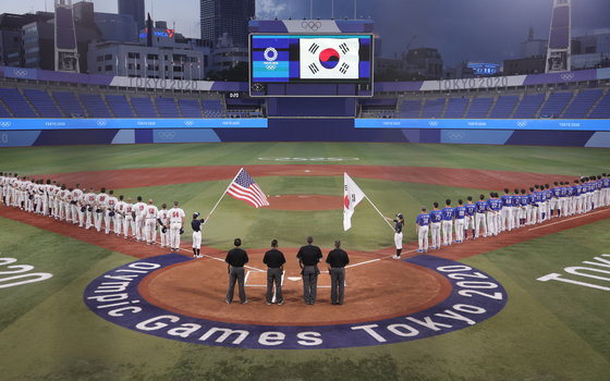 The Korean and American squads line up ahead of a Group B baseball game at the 2020 Tokyo Olympics at Yokohama Stadium in Yokohama, Japan. [YONHAP]