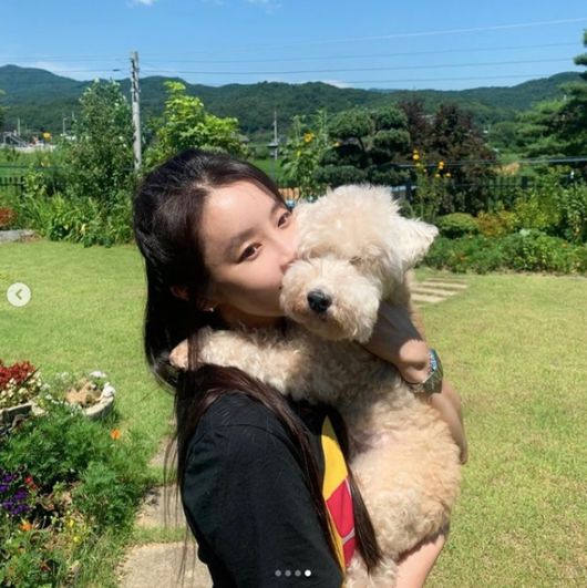 Actor Jung Yu-mi boasted a beauty that became more adorable with open love.Jung Yu-mi posted several photos on his SNS on the afternoon of the 31st with an article entitled My brother who is specially trained to go to the Olympics.The photo shows Jung Yu-mi holding Pet, who is smiling brightly as she holds Pet and kisses him lovely.It was Jung Yu-mi, who was having a leisurely and peaceful time with Pet in a beautiful garden as if it were a powerhouse.Jung Yu-mi is in a public relationship with singer Kangta.Jung Yu-mi SNS