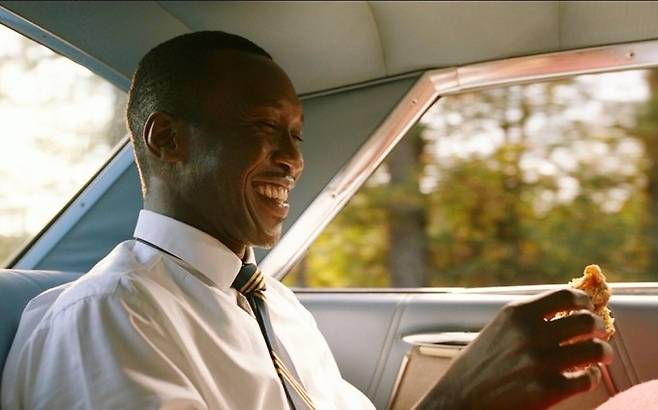 영화 그린북에서 프라이드 치킨을 맛있게 먹는 셜리 박사