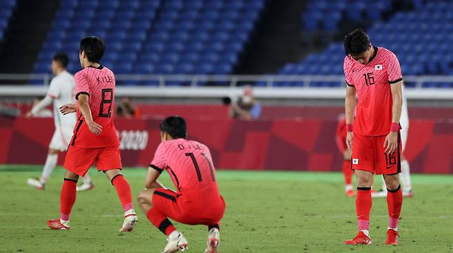 한국축구 올림픽대표팀 선수들이  31일 일본 요코하마의 요코하마 국립경기장에서 열린 2020 도쿄올림픽 남자축구 8강전에서 멕시코에 3-6으로 대패한 뒤 고개를 숙인 채 아쉬워하고 있다. 요코하마=뉴시스
