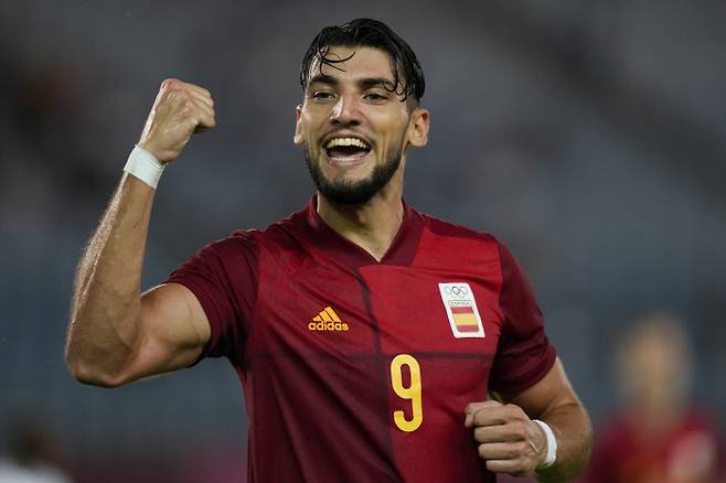 스페인의 라파 미르가 31일 일본 미야기 스타디움에서 열린 2020 도쿄올림픽 남자 축구 8강 코트디부아르와 경기에서 골을 넣은 뒤 기뻐하고 있다.        미야기 | AP연합뉴스