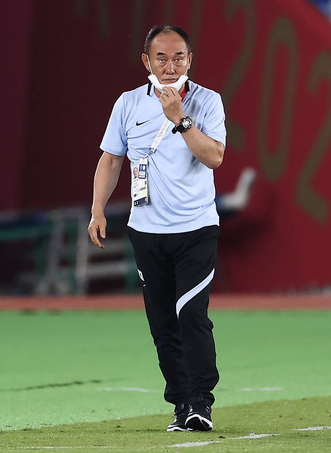 김학범 한국 올림픽축구대표팀 감독이 31일 일본 요코하마 인터내셔널스타디움에서 열린 2020 도쿄올림픽 남자축구 8강 멕시코전에서 경기를 지켜보고 있다.     요코하마 | 연합뉴스