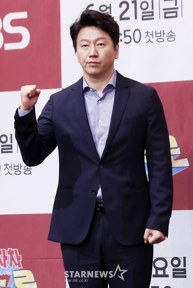 배우 김수로가 21일 오후 서울 영등포구 신도림 라마다호텔에서 진행된 KBS 예능프로그램 '으라차차 만수로' 제작발표회에 참석해 포즈를 취하고 있다. /사진=김휘선 기자 hwijpg@
