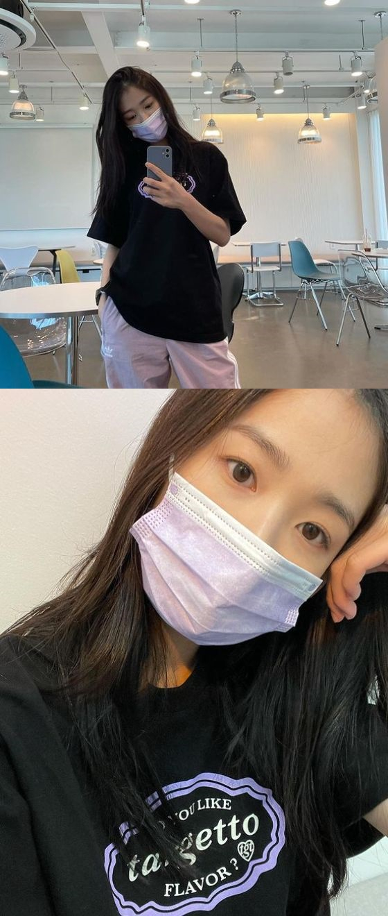Kim Hye-yoon posted several photos on his Instagram on the 31st.In the picture, Kim Hye-yoon is wearing a mask and taking a mirror selfie. Kim Hye-yoon is impressive to take a picture in comfortable clothes.Kim Hye-yoon also attracts attention because he is showing off his humiliating visuals even though he is a non-toilet person in a close-up photo.Meanwhile, Kim Hye-yoon appeared in the recently released movie Midnight.