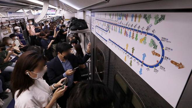 시민들이 지난 16일 1호선 시청역에서 지하철을 이용하고 있다. (사진=뉴스1)
