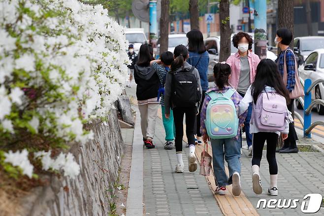 서울 시내 초등학교에서 마스크 쓴 학생들이 등교하고 있다. 2021.4.22/뉴스1 © News1 안은나 기자
