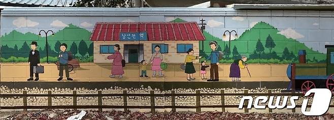 미추홀구 수봉로 95번길을 중심으로 조성된 마을산책로에 공공미술 프로젝트 '우리동네 미술 사업'을 통해 제작된 벽화가 자리잡았다.(인천시 제공)2021.8.1/뉴스1 © News1 박아론 기자