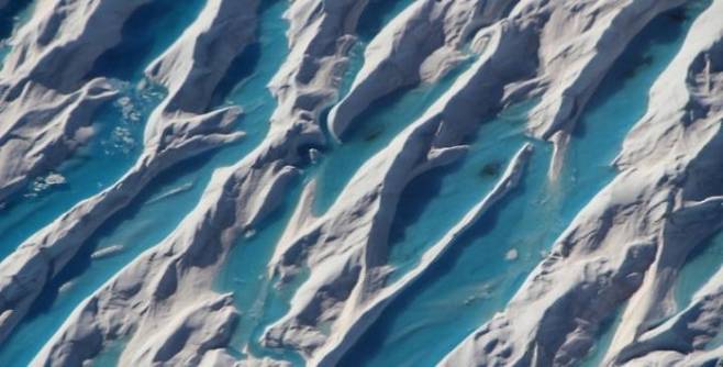 덴마크기상연구소는 지난달 25일부터 27일까지 그린란드에서 녹은 빙하의 양을 분석한 보고서를 내놨다. 그린란드의 빙상(대륙 빙하)에  녹아 물이 고인 모습이 위성에 포착됐다. NASA 제공