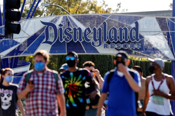 미국 캘리포니아주 애너하임의 디즈니랜드 공원이 재개장한 4월 30일(현지시간) 시민들이 마스크를 쓴 채 관람을 마치고 돌아가고 있다. 로이터뉴스1