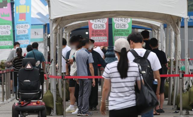 1일 서울역 광장에 마련된 코로나19 임시선별검사소를 찾은 시민들이 코로나19 검사를 기다리고 있다. 뉴스1