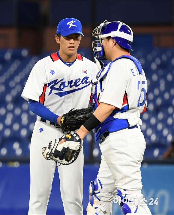 2020 도쿄올림픽 야구 대한민국 대 도미니카공화국의 녹아웃 스테이지 경기가 1일 일본 요코하마 스타디움에서 펼쳐졌다. 한국 선발 이의리가 4회초 도미니카공화국 프란시스코에게 2점 홈런을 허용한 후 아쉬워하고 있다.