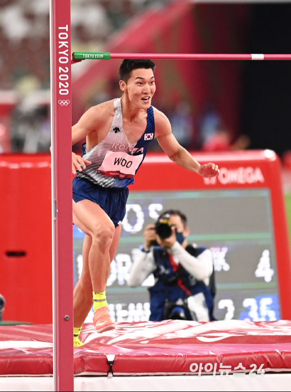 한국 육상 우상혁이 1일 오후 일본 도쿄 올림픽스타디움에서 열린 2020 도쿄올림픽 육상 남자 높이뛰기 결선에 출전해 2ｍ35 1차 시기를 성공해 한국신기록을 기록하고 있다.