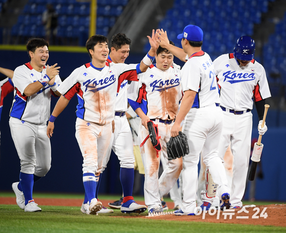 2020 도쿄올림픽 야구 대한민국 대 도미니카공화국의 녹아웃 스테이지 경기가 1일 일본 요코하마 스타디움에서 펼쳐졌다. 야구대표팀이 4-3으로 역전승을 거둔 후 하이파이브를 하고 있다.