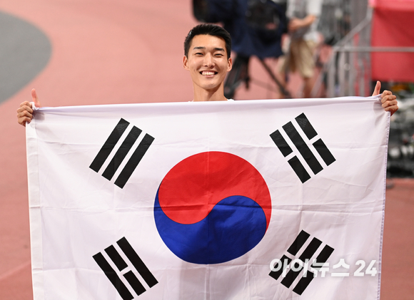 한국 육상 우상혁이 1일 오후 일본 도쿄 올림픽스타디움에서 열린 2020 도쿄올림픽 육상 남자 높이뛰기 결선에 출전해 2m35 한국 신기록을 올림픽 4위를 기록했다. 태극기 세리머니하는 우상혁.