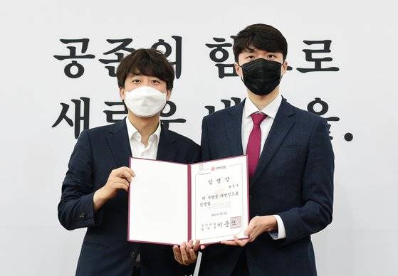 이준석 국민의힘 대표(왼쪽)가 지난 7월 8일 국회에서 열린 신임 대변인단 임명장 수여식에서 양준우 대변인에게 임명장을 수여하고 있다. 임현동 기자