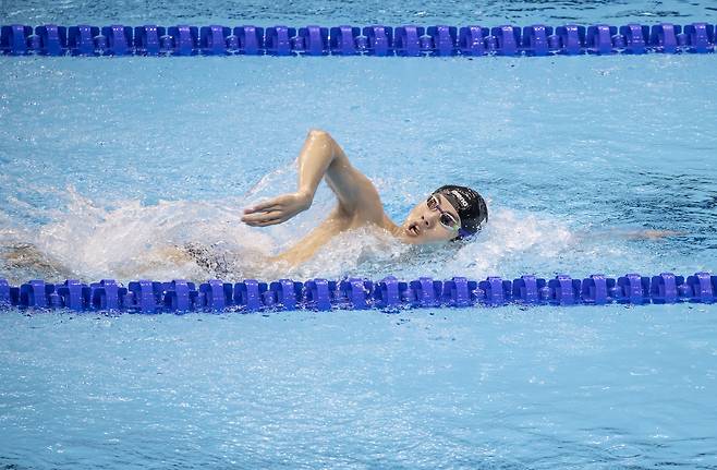 30일 도쿄 아쿠아틱스 센터에서 열리는 도쿄올림픽 수영 남자 50m 자유형 예선 경기를 앞두고 한국 황선우가 몸을 풀고 있다. [연합뉴스]