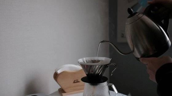 나는 품질이 좋은 커피의 경우 싱글오리진을 즐기는 편이다. 아무래도 생산지의 떼루아(와인이나 커피를 생산하는 지역의 자연환경)나, 품종에 따른 개성을 그대로 즐길 수 있기 때문이다. 싱글오리진 생두의 경우 본연의 맛을 극대화하려고 주로 라이트 로스팅을 하는데, 이런 원두는 핸드 드립으로 마시길 권하고 싶다. 필요한 재료가 원두와 물 뿐이라 커피 본연의 향미가 어떤 방해 없이 그대로 드러난다. [사진 윤석준]