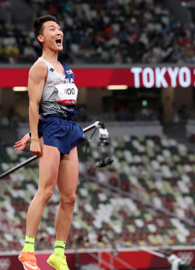 우상혁이 1일 일본 도쿄 올림픽스타디움에서 열린 2020 도쿄 올림픽 육상 남자 높이뛰기 결선에서 한국 신기록인 2m35를 넘은 후 환호하고 있다.   연합뉴스