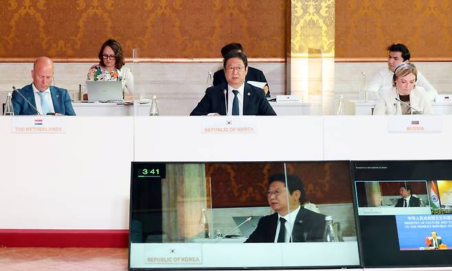 Culture Minister Hwang Hee delivers a speech at the G20 Culture Ministers’ Meeting on Friday. (Yonhap)