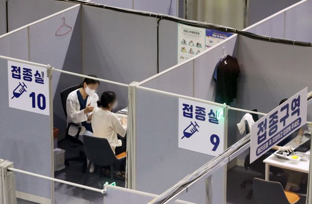 지난달 29일 서울 동작구 예방접종센터가 설치된 사당종합체육관에서 의료진이 시민에게 백신 접종을 하고 있다. 연합