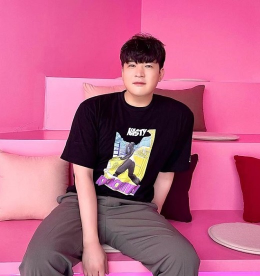 Group Super Junior member Shindong showed off his more handsome appearance.Shindong posted a picture on the 1st Instagram, saying, I have each one in a while.In the public photo, Shindong completed his casual look with a T-shirt and slacks.In particular, he became a hot topic last year when he revealed the news of weight loss of 37kg.On the other hand, Shindong is appearing on JTBC Knowing Brother and cable channel tvN Big Escape 4.
