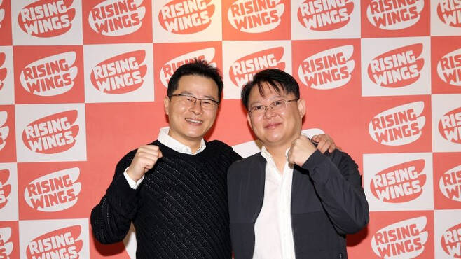 조두인 크래프톤 기획총괄(왼쪽)과 김정훈 라이징윙스 대표(오른쪽). [출처=크래프톤 공식 블로그]
