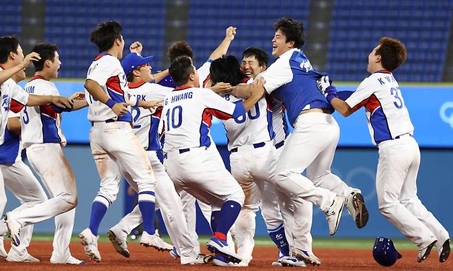 한국 야구대표팀이 1일 일본 카나가와현 요코하마 스타디움에서 열린 도쿄올림픽 녹아웃스테이지 1라운드에서 도미니카공화국을 상대로 극적인 역전승을 거둔 뒤 기뻐하고 있다. 요코하마=연합뉴스