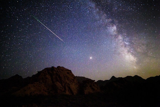 페르세우스 유성과 화성. 2018년 8월 12~13일 밤 타일러 리빗이 미국 라스베이거스에서 찍었다. 밝은 유성이 아름다운 빛의 궤적을 그리며 화성을 향해 날아가는 것처럼 보인다.(사진= Tyler Leavitt)