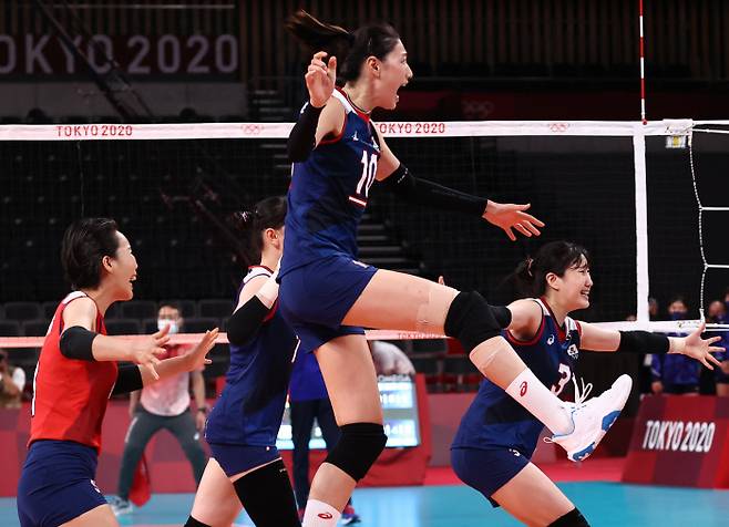 31일 일본 아리아케 아레나에서 열린 도쿄올림픽 여자 배구 A조 조별리그 한국과 일본의 경기. 세트스코어 3대 2로 승리한 한국 선수들이 기뻐하고 있다. | 연합뉴스