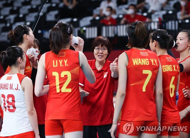선수들에 지시하는 랑핑 중국여자배구팀 감독 (도쿄 신화=연합뉴스) 중국여자배구대표팀 랑핑 감독(가운데)이 7월31일 열린 도쿄올림픽 조별리그 이탈리아와의 경기에서 선수들에게 작전지시를 하고 있다.