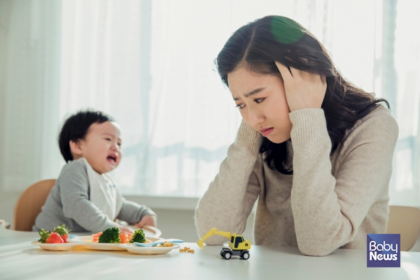 물론 '안돼'는 아이가 위험한 상황이거나 버릇없는 행동을 할 때 사용해야 한다. 하지만, 무조건 '안돼'는 뇌가 한창 발달하는 시기에 자신의 욕구를 거부당한 아이는 부모의 눈치를 보는 일이 많아진다.&nbsp;ⓒ베이비뉴스
