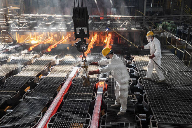 CNBC는 중국의 철강 생산 감축 시도가 현실적으로 불가능하다고 보도했다. 사진은 중국의 철강 공장이다. (사진= AFP)