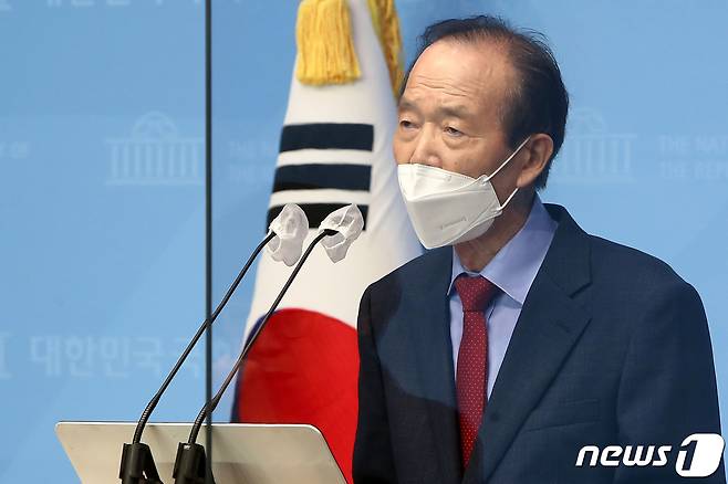 국민의힘 대선 경선 후보에 나선 장기표 경남 김해을 당협위원장이 2일 서울 여의도 국회 소통관에서 기자회견을 하고 있다. 2021.8.2/뉴스1 © News1 구윤성 기자