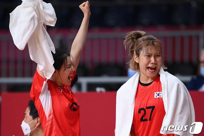 한국 여자 핸드볼이 2020 도쿄 올림픽에서 극적으로 8강에 올랐다. © AFP=뉴스1