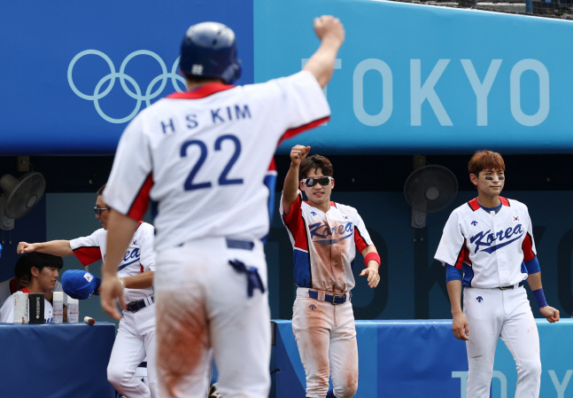 2일 일본 요코하마 스타디움에서 열린 도쿄올림픽 야구 녹아웃스테이지 2라운드 한국과 이스라엘의 경기가 한국의 11대1 콜드게임 승리로 끝났다. 7회말 마지막 점수를 얻어낸 김현수가 동료들과 환호하고 있다. 요코하마 | 연합뉴스