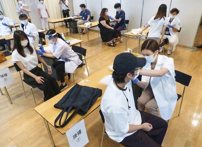 지난 6월 21일 오후 일본 도쿄도(東京都) 지요다(千代田)구의 한 대학 캠퍼스에서 대학생들이 신종 코로나바이러스 감염증(코로나19) 백신을 맞고 있는 모습/연합뉴스