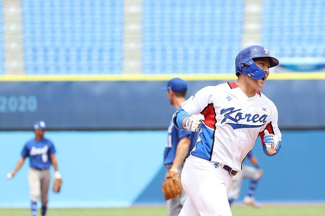 2일 일본 요코하마 스타디움에서 열린 도쿄올림픽 야구 녹아웃스테이지 2라운드 한국과 이스라엘의 경기. 2회말 무사 1루 한국 오지환이 투런홈런을 친 뒤 그라운드를 달리고 있다. /연합뉴스